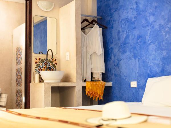 Che Nomadas Mérida Hostel Adults Only : photo 2 de la chambre chambre double lit king-size avec salle de bains privative