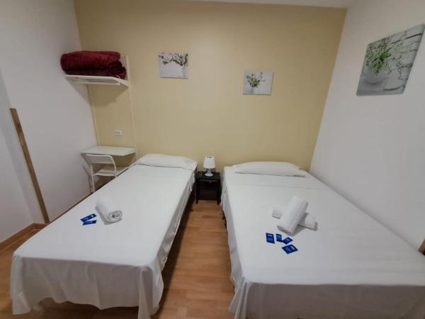 Pensión Berti Madrid : photo 1 de la chambre chambre triple avec salle de bains commune