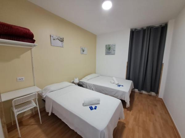 Pensión Berti Madrid : photo 2 de la chambre chambre triple avec salle de bains commune