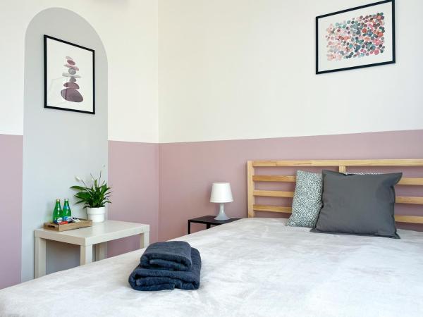 Shape&Color premium Hostel : photo 9 de la chambre chambre double deluxe avec balcon