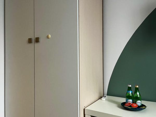 Shape&Color premium Hostel : photo 8 de la chambre chambre simple avec salle de bains commune