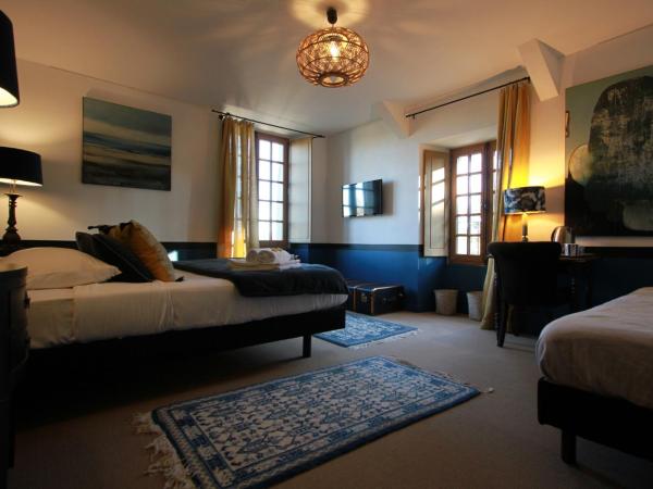 La Haute Flourie - bed and breakfast -chambres d'hôtes : photo 1 de la chambre chambre familiale - vue sur jardin
