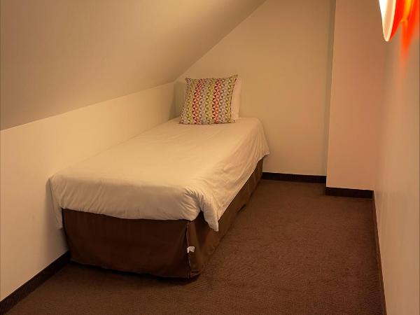Campanile Fontainebleau : photo 3 de la chambre chambre triple avec 1 lit double et 1 lit simple