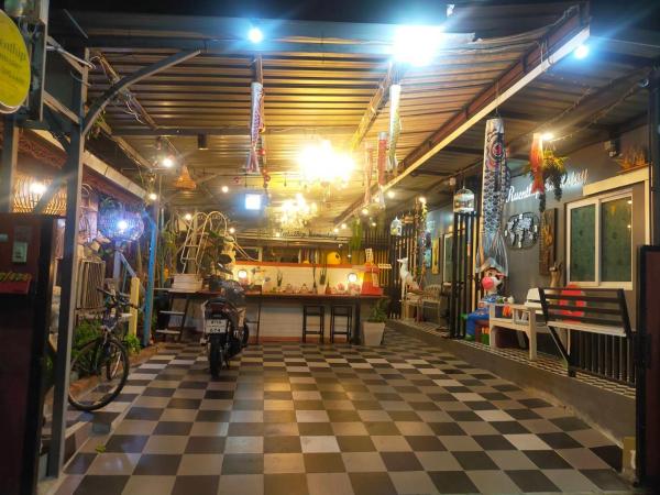 Ruenthip Homestay : photo 9 de la chambre chambre lit king-size - vue sur jardin