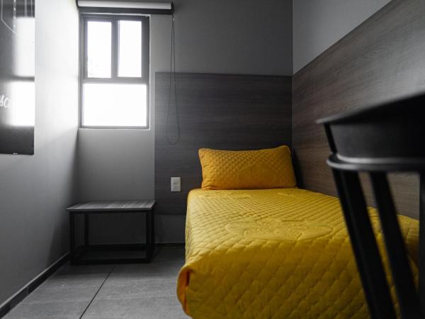 CHECK INN HOSTAL AEROPUERTO GDL : photo 1 de la chambre chambre simple avec salle de bains commune