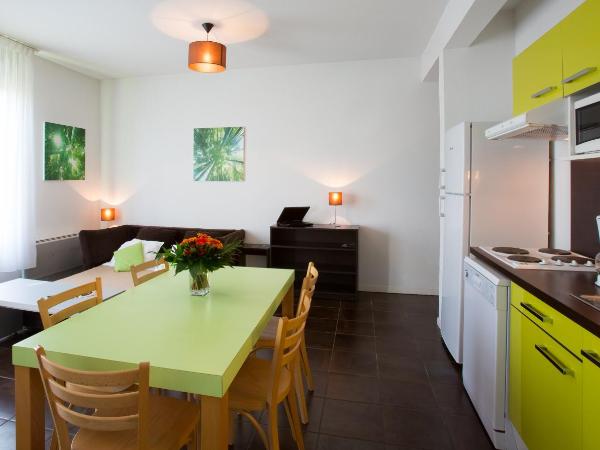 All Suites Bordeaux Lac - Parc des Expositions : photo 3 de la chambre appartement avec 1 canapé-lit, 1 lit double et 2 lits simples