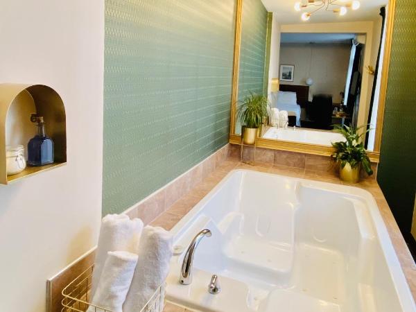 Maison Cartier Montreal : photo 3 de la chambre chambre lit queen-size avec baignoire spa
