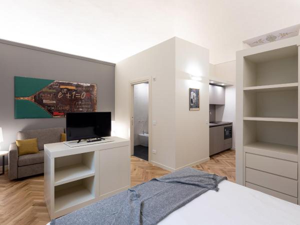 Palazzo Liberati Apartments : photo 2 de la chambre studio lit king-size avec canapé-lit