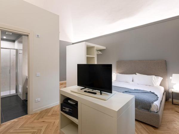 Palazzo Liberati Apartments : photo 3 de la chambre studio lit king-size avec canapé-lit