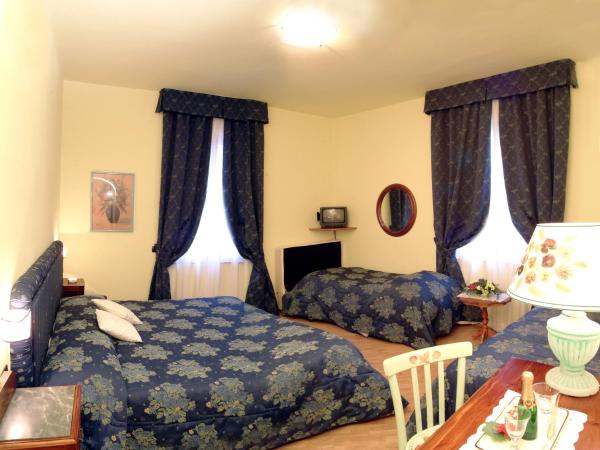 Hotel Ristorante Piccolo Chianti : photo 4 de la chambre chambre quadruple avec vue sur la rue