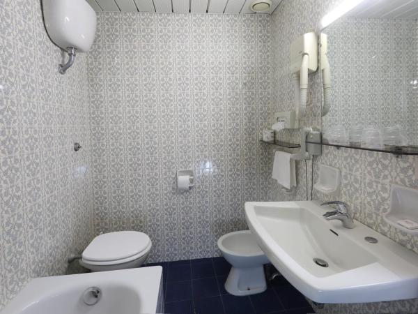 Hotel Lido Mediterranee : photo 1 de la chambre chambre triple - vue sur mer