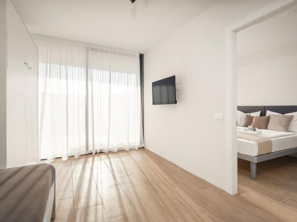 Residence Del Mar Emotion : photo 9 de la chambre appartement 2 chambres avec balcon - côté piscine (6 personnes)