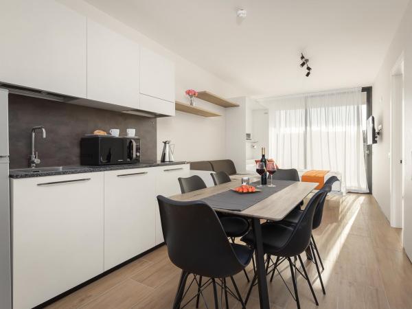 Residence Del Mar Emotion : photo 4 de la chambre appartement 2 chambres avec balcon - côté piscine (6 personnes)