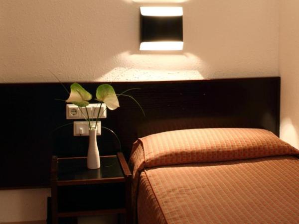 Hotel Monegal : photo 1 de la chambre chambre simple Économique avec salle de bains privative