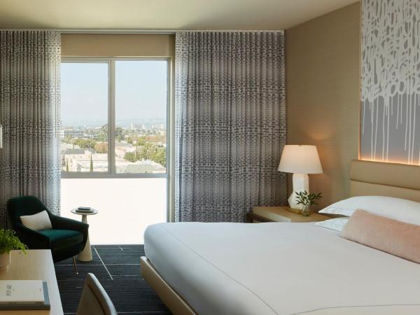 Kimpton Hotel Wilshire, an IHG Hotel : photo 1 de la chambre chambre lit king-size - vue sur collines d'hollywood