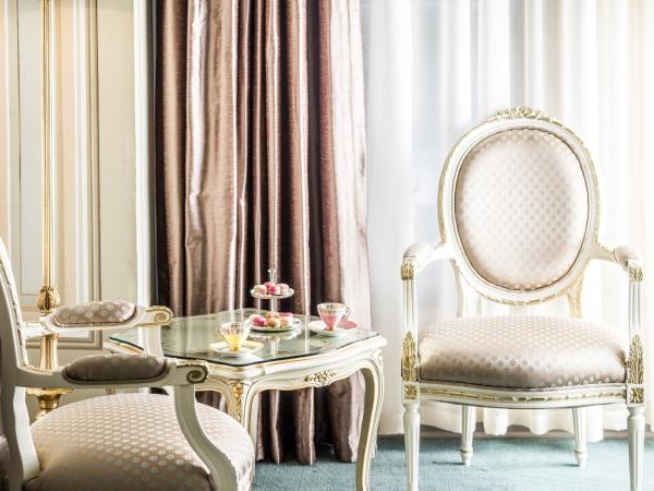 Bosphorus Palace Hotel : photo 9 de la chambre chambre lit king-size - vue sur jardin