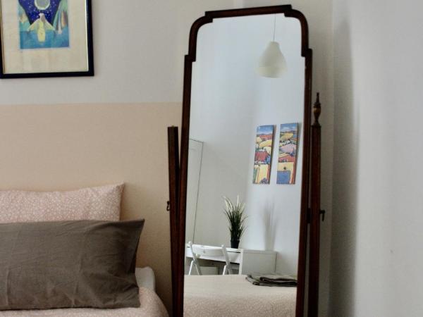 Casa Xanadu Seville - Boutique rooms with terraces : photo 7 de la chambre chambre lits jumeaux avec salle de bains commune