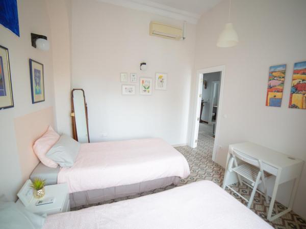 Casa Xanadu Seville - Boutique rooms with terraces : photo 4 de la chambre chambre lits jumeaux avec salle de bains commune