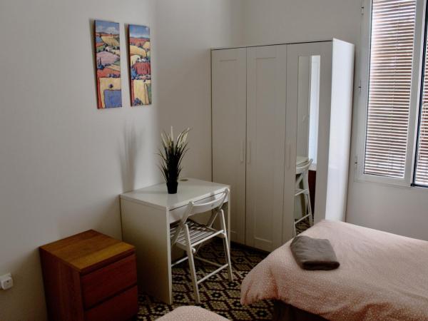 Casa Xanadu Seville - Boutique rooms with terraces : photo 5 de la chambre chambre lits jumeaux avec salle de bains commune