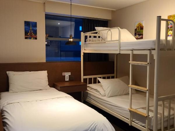 Calistar Hotel : photo 2 de la chambre chambre triple avec salle de bains privative