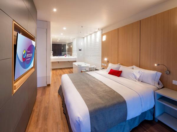 Ramada Encore by Wyndham Guadalajara Aeropuerto : photo 4 de la chambre suite lit king-size détente - non-fumeurs