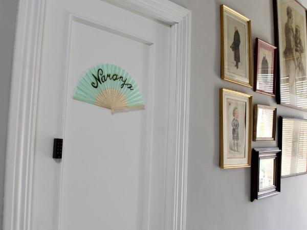 Casa Xanadu Seville - Boutique rooms with terraces : photo 10 de la chambre chambre lits jumeaux avec salle de bains commune