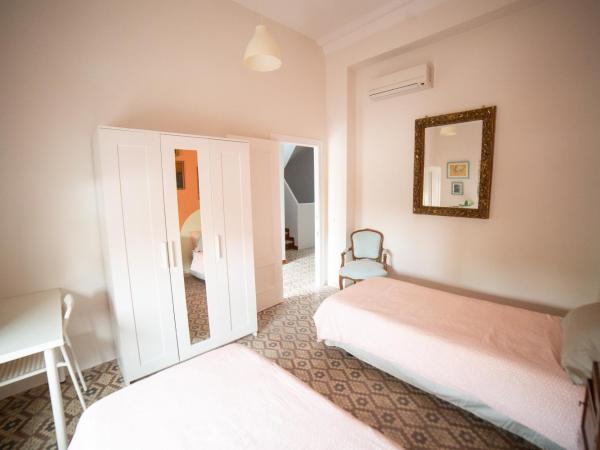 Casa Xanadu Seville - Boutique rooms with terraces : photo 4 de la chambre chambre lits jumeaux avec salle de bains commune