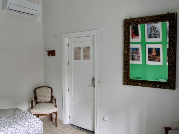 Casa Xanadu Seville - Boutique rooms with terraces : photo 5 de la chambre chambre lits jumeaux avec salle de bains commune