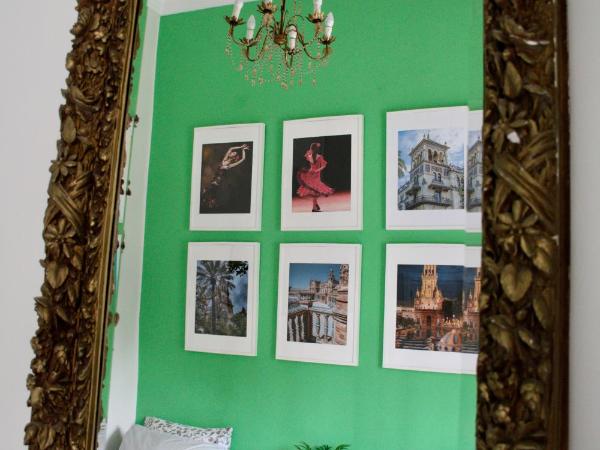 Casa Xanadu Seville - Boutique rooms with terraces : photo 7 de la chambre chambre lits jumeaux avec salle de bains commune