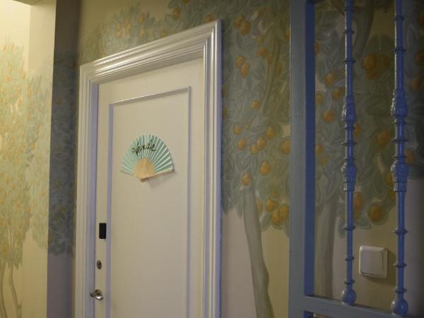 Casa Xanadu Seville - Boutique rooms with terraces : photo 8 de la chambre chambre lits jumeaux avec salle de bains commune