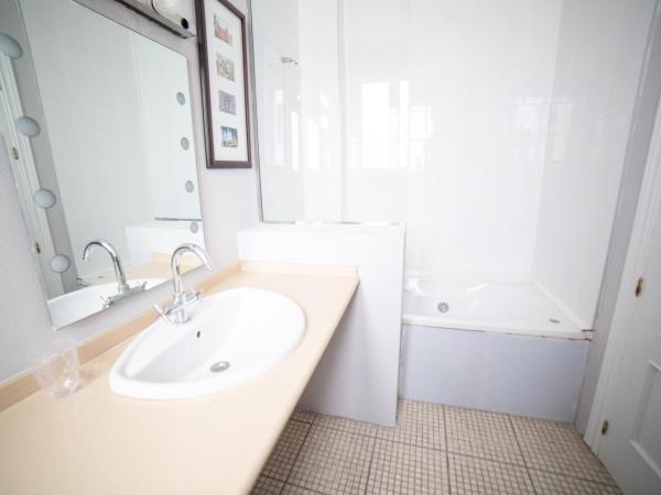 Casa Xanadu Seville - Boutique rooms with terraces : photo 1 de la chambre chambre lits jumeaux avec salle de bains commune