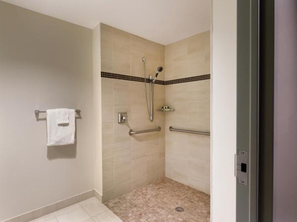 Colcord Hotel Oklahoma City, Curio Collection by Hilton : photo 4 de la chambre corner king room with roll-in shower - mobility/hearing access