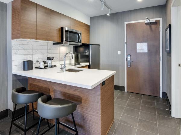 Sandman Signature Saskatoon South Hotel : photo 6 de la chambre suite 1 lit king-size standard avec cuisine