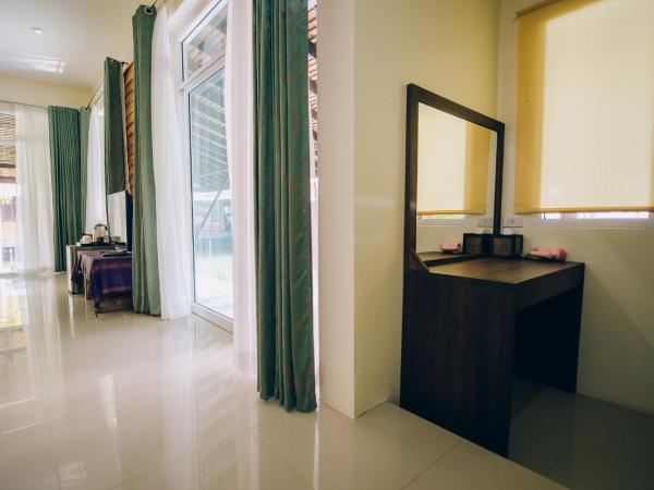 Good Times Resort Kanchanaburi : photo 6 de la chambre chambre triple deluxe - vue sur rivière