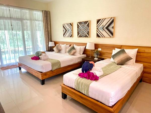 Good Times Resort Kanchanaburi : photo 7 de la chambre chambre triple de luxe avec vue sur la lagune