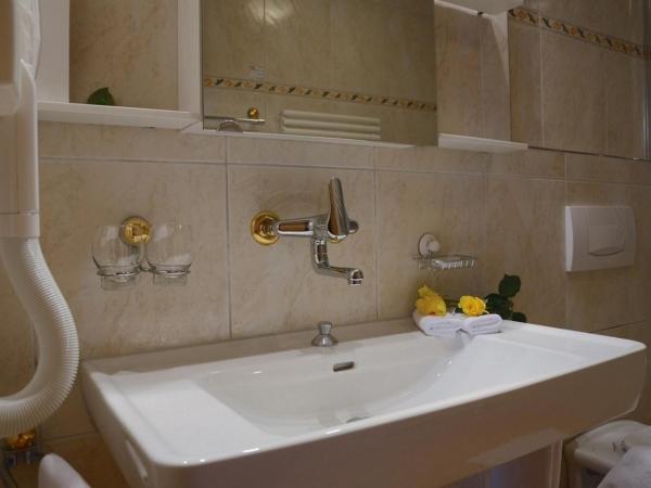 Hotel Eigerblick : photo 1 de la chambre chambre quadruple avec salle de bains