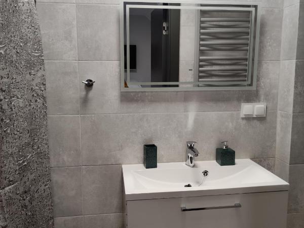Noclegi Budomas Wrocław-Szymanów Klima-ParkigFree-SmartTv : photo 1 de la chambre chambre quadruple avec salle de bains privative