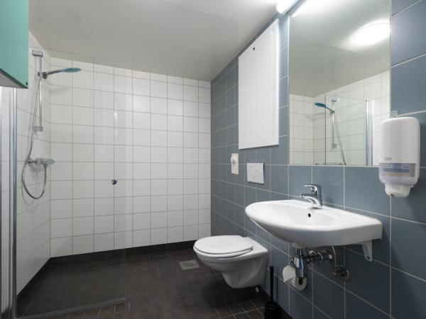 Rumi Hostel : photo 3 de la chambre chambre double avec salle de bains commune