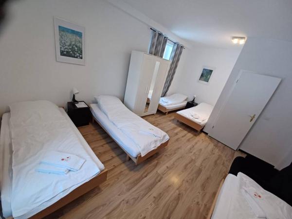 Zentrum Haus Davos : photo 1 de la chambre chambre familiale avec salle de bains