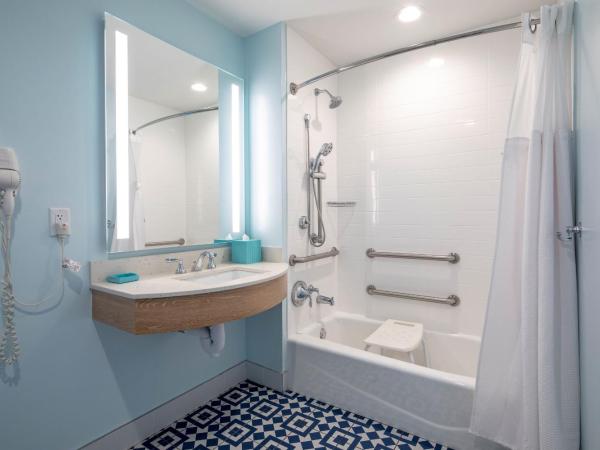Universal's Endless Summer Resort - Surfside Inn and Suites : photo 2 de la chambre chambre standard pour personnes à mobilité réduite avec vue sur piscine et baignoire accessible aux personnes à mobilité réduite (forfait arrivée anticipé au parc inclus*)