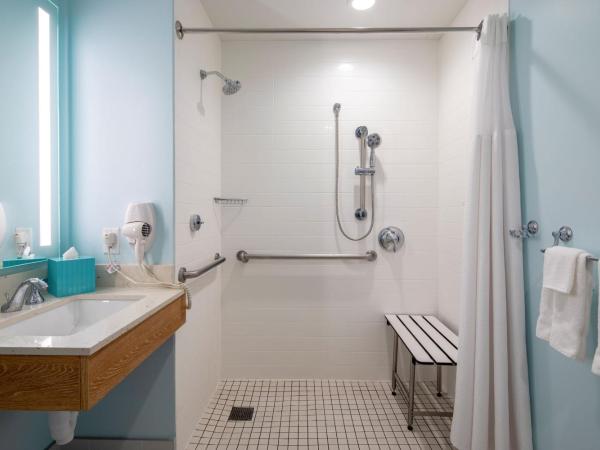 Universal's Endless Summer Resort - Surfside Inn and Suites : photo 1 de la chambre suite 2 chambres accessible aux personnes à mobilité réduite avec douche accessible en fauteuil roulant (forfait arrivée anticipé au parc inclus)