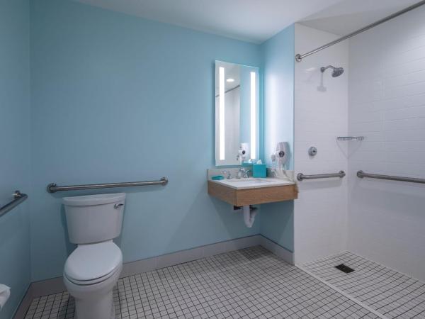 Universal's Endless Summer Resort - Surfside Inn and Suites : photo 2 de la chambre suite 2 chambres accessible aux personnes à mobilité réduite avec douche accessible en fauteuil roulant (forfait arrivée anticipé au parc inclus)