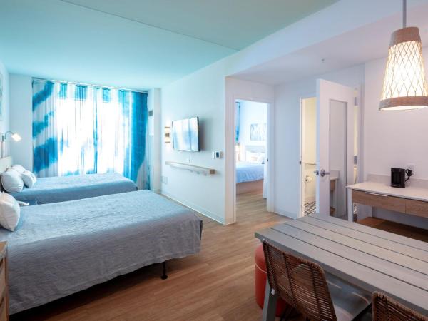 Universal's Endless Summer Resort - Surfside Inn and Suites : photo 2 de la chambre suite 2 chambres avec baignoire accessible aux personnes à mobilité réduite (forfait arrivée anticipé au parc inclus)