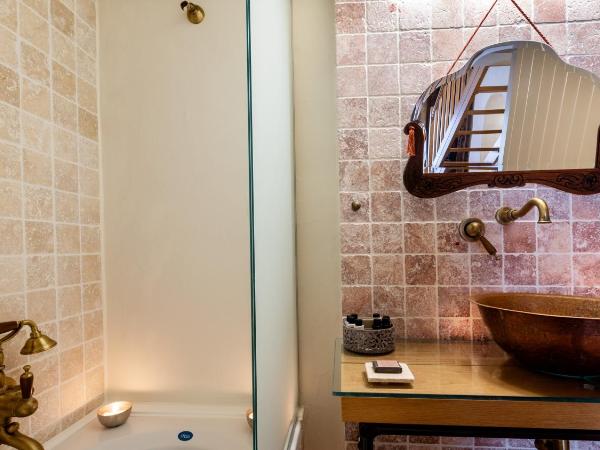 Kókkini Porta Rossa : photo 6 de la chambre suite lit king-size avec baignoire spa - gulbin