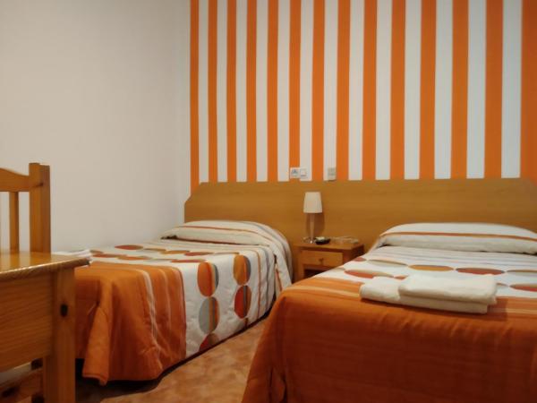 Pension Dominguez : photo 5 de la chambre chambre lits jumeaux avec baignoire