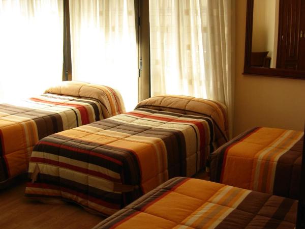 Hostal Granada : photo 2 de la chambre chambre familiale avec balcon