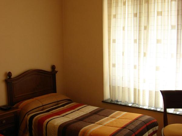 Hostal Granada : photo 2 de la chambre chambre lits jumeaux