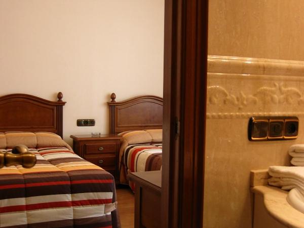 Hostal Granada : photo 3 de la chambre chambre lits jumeaux