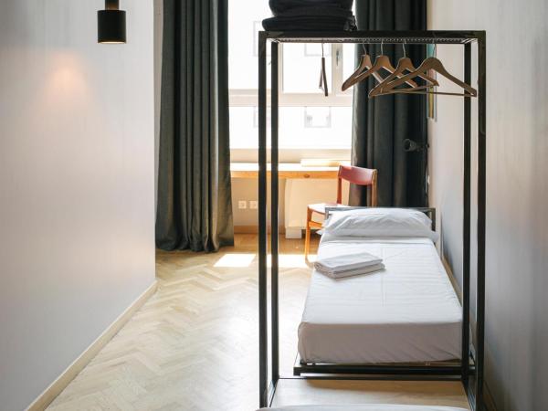 casaBASE : photo 2 de la chambre chambre quadruple avec salle de bains commune