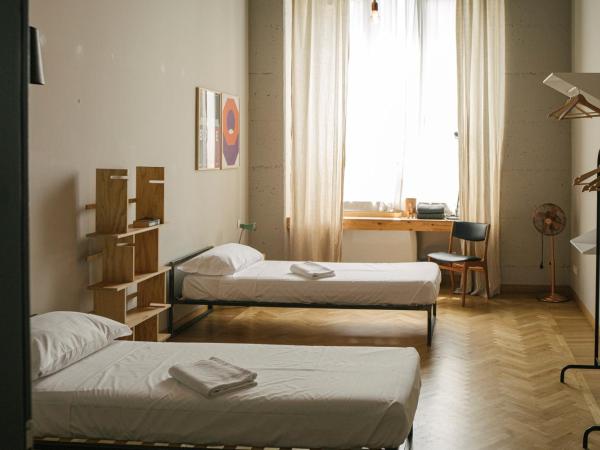 casaBASE : photo 3 de la chambre chambre double ou lits jumeaux avec salle de bains commune